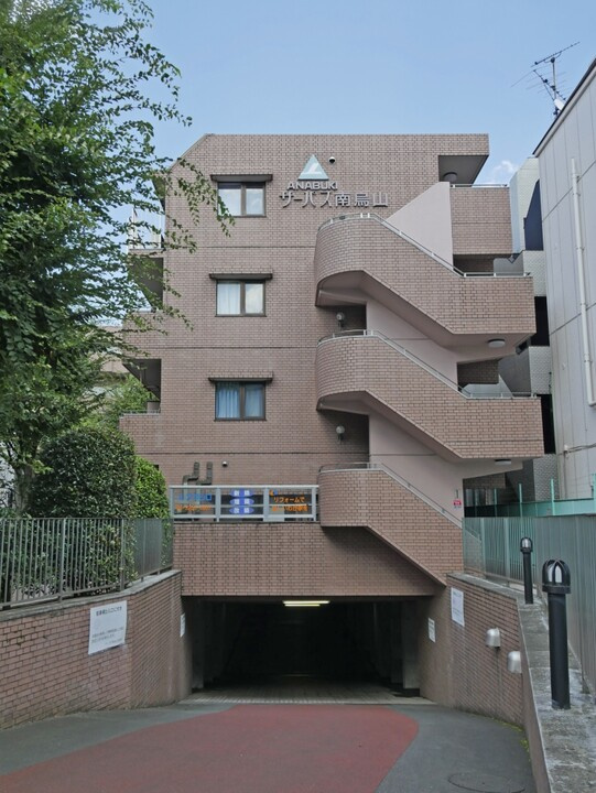 サーパス南烏山の外観|スーパーやコンビニ近く買物便利な耐震基準適合マンション、サーパス南烏山は即日現地案内可能となっておりますので、お気軽にお問い合わせください！
