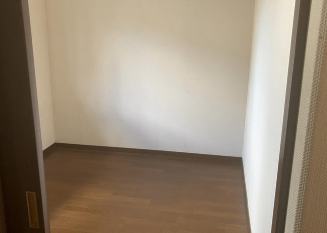 【洋室】 | 洋室のメリットは重い家具が置きやすく、身の回りが整理しやすいことです。 床がフローリングのため畳とは異なり凹みにくいです。 クローゼットなど収納が豊富で、普段使わない旅行カバンや服の整頓も簡単にです。