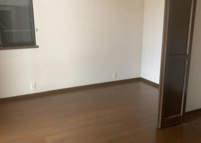 【寝室】 | 寝室でゆっくりと過ごすためにはベッド周りの適度な空間を担保することや窓の位置、照明の明るさ、寝室の広さなどを考える必要があります。自身や家族の構成とライフスタイルに併せて寝室にする部屋を選びましょう！
