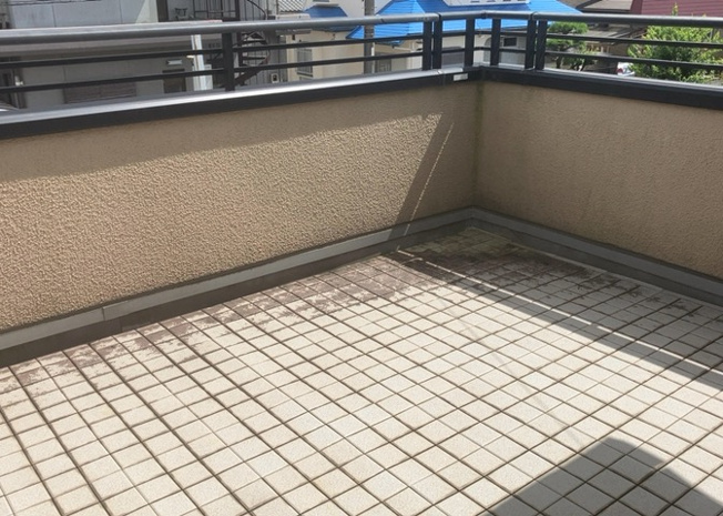 【バルコニー】 | バルコニーは、室外の専用スペースのうち、「屋根がなく開放された空間」であるものを指します。ベランダより広いタイプのものが多く、日当たりもよいため家庭菜園などを楽しみたい人にとって適した環境となります。