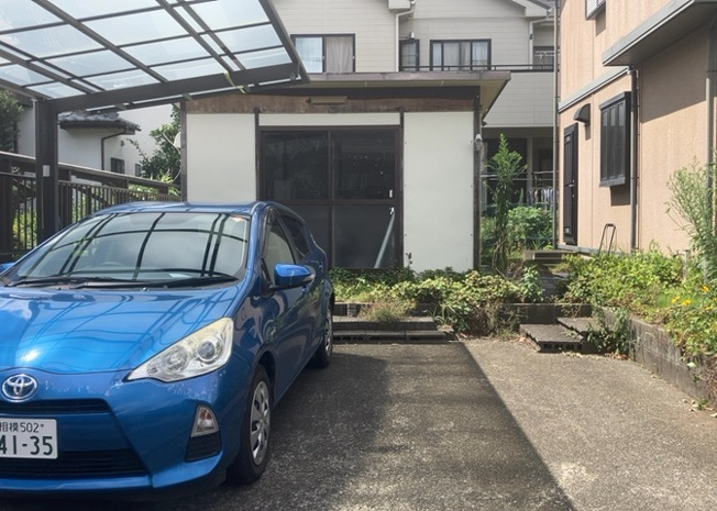【駐車場】 | 駐車場と明記されていても、最小スペースでつくられた駐車場だと大型車は駐車できなかったり、出入りしにくくなったりする可能性があります。お車のサイズと購入したい物件の駐車場のサイズを現地で確認しましょう。