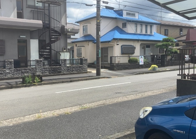 【前面道路含む現地写真】 | お持ちの車種によっては前面道路が広い方が便利でしょう。しかし、前面道路が広ければその分交通量が多くなるため、騒音などが気になる場合があります。実際に現地を見学し、周辺交通量や騒音などを確認しましょう！