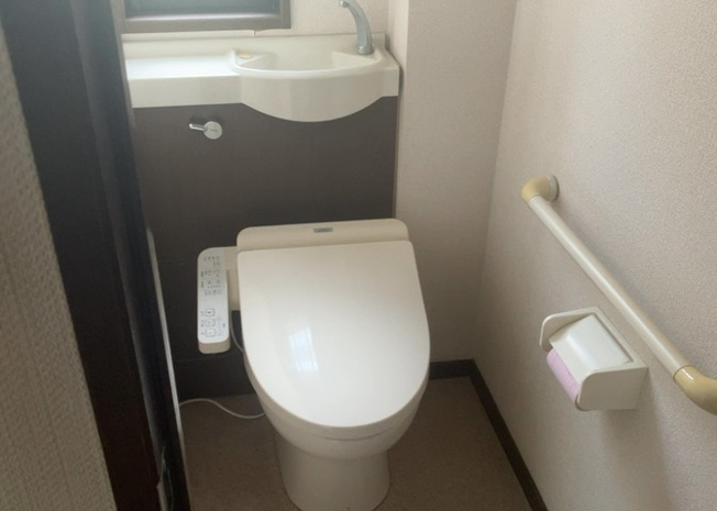【トイレ】 | トイレは大きさや形、機能、抗菌性などが異なる多種多彩なタイプが各メーカーから出ています。それぞれに良さがあるため、事前にどういったタイプのトイレがいいのかをご家庭内で決めて、内見に行くといいでしょう。