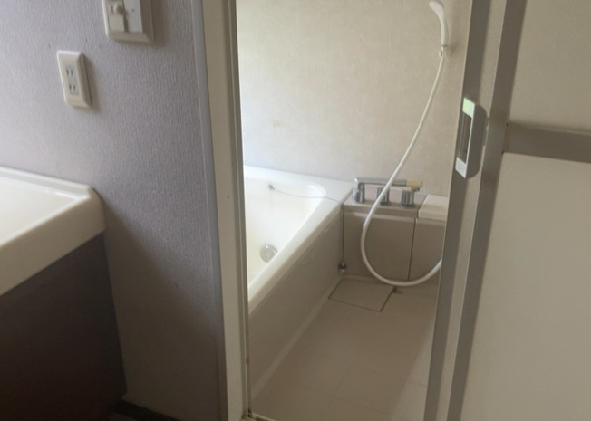 【浴室】 | 入浴時の快適さも大事なことですが、綺麗な状態を維持できなければ気持ちよく入浴できません。毎日の掃除が楽という点は大事なポイントになります！カビが生えにくく掃除がしやすい、壁や浴槽を選ぶといいでしょう。