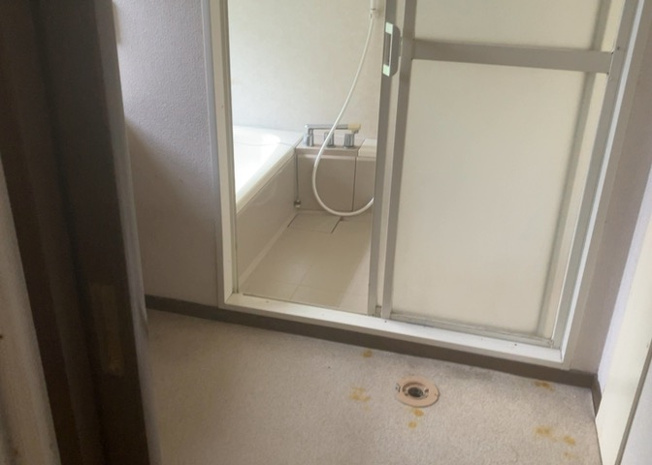 【脱衣所】 | 多くの戸建て住宅で見かける洗面脱衣所は、洗面台と洗濯機が2畳ほどのスペースに並べられていて、洗面所が脱衣所を兼ね備えている間取りが一般的です。お客様が利用することもある、パブリックな空間でもあります。