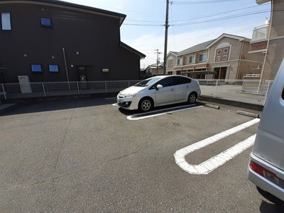 【駐車場】 | サニーガーデン | 車をお持ちの方に嬉しい駐車場付きの物件です
