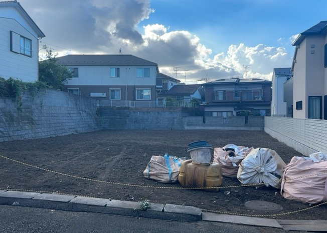 【外観】 | 土地の形が極端に長細かったり、狭小地、あるいは道路との高低差がある傾斜地だった場合、後々売ろうとしても買い手がつかない場合もあります。後々、売却することになった時に価値の下がらない土地を選びましょう。