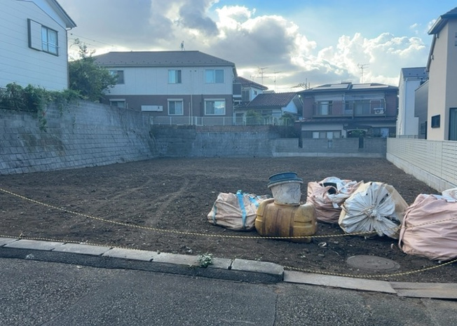 【外観】 | 家を建てる場合、方位は要チェックです。現実的に日当たりのよい家ならばリビングは南側、建築基準法でも北側に当たる家への配慮は求められています。土地を見学に行く際は、方位磁針を持って行くようにしましょう。