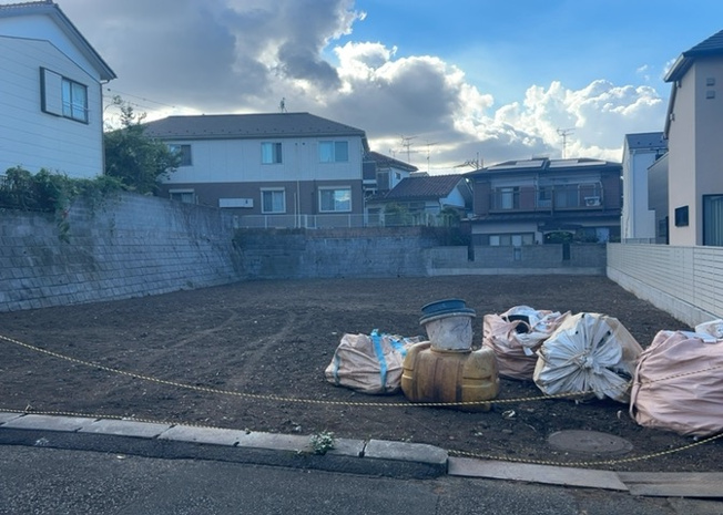 【外観】 | 土地を買う際、住む地域の自治体や福祉の補助制度にも注目してみましょう。子供や老人の医療補助やゴミ出しのルールなど、自治体によってルールに大きな違いがあるため、暮らしやすい土地で判断するとよいでしょう。