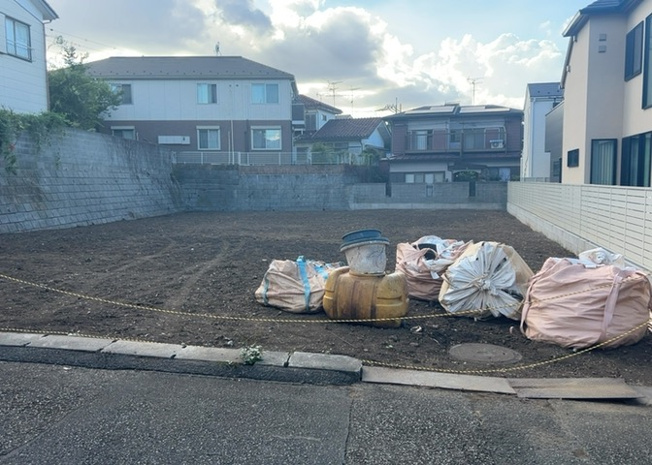 【外観】 | 土地の前の道路に消火栓が設置されていることがあります。この場合、道路交通法第45条第1項により、駐車禁止の場所が指定されています。そのため、車庫などの駐車スペースをつくることができない場合があります。