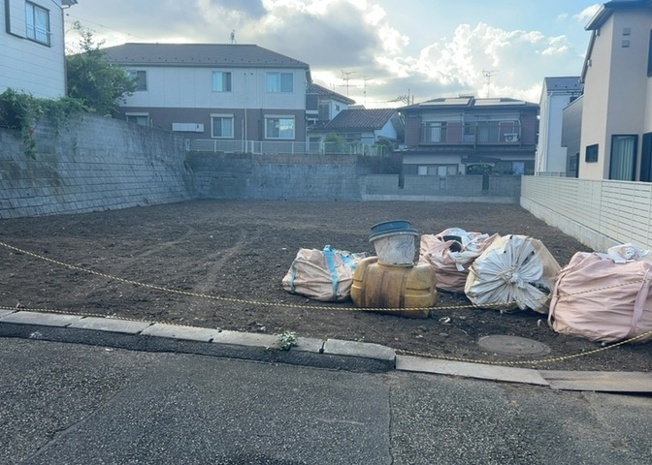 【外観】 | 現地に行くなら、物件の周囲の地形がどうなっているかを見ることも大切です。周辺より低くなっている土地では、大雨などで水が集まりやすいため、地盤が弱くなっているということも考えられるため、注意が必要です。