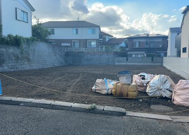 【外観】 | 隣家の土地はどうなっているのか、生活利便施設が近くにあるのか、学校まで近いかなど、お客様のライフスタイルにあわせたイメージが重要です。また、近くにあると困る施設が近くにないかも確認するといいでしょう。