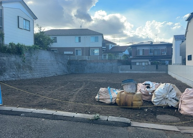 【外観】 | 土地購入を検討されている場合、境界杭がない状態で購入してしまうと境界確定測量をする必要があり、費用がかかります。購入の前に、売主、隣土地所有者立ち合いのもと境界を確定し境界杭を設置するのがベストです。