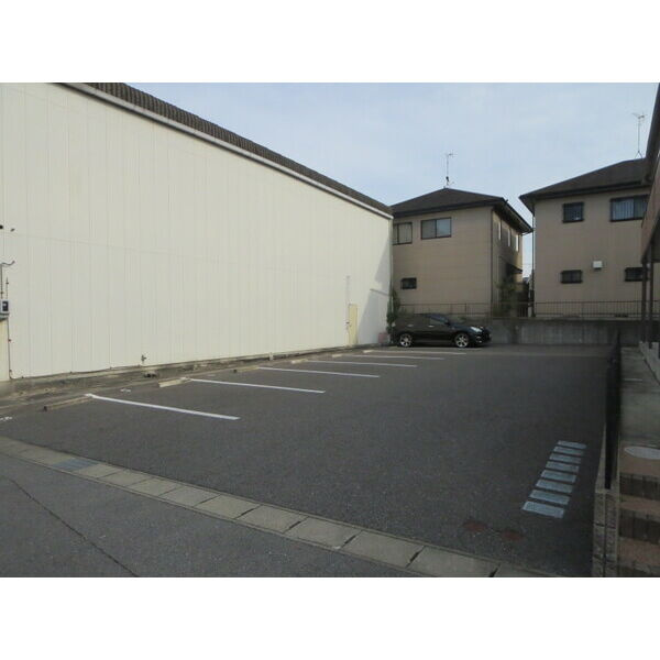 ＤｅｒｎｉｅｒＭａｎｏｉｒの駐車場