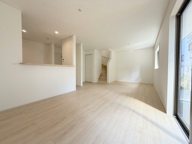 三郷市戸ケ崎1丁目　新築戸建　全1棟の居間・リビング|コミュニケーションの取れるリビングイン階段