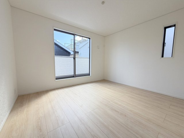 三郷市戸ケ崎1丁目　新築戸建　全1棟の洋室|バルコニーに面した明るい洋室7.2帖
