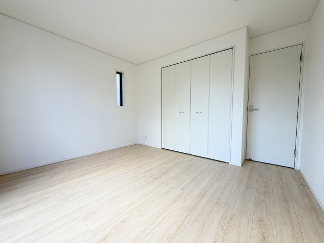 三郷市戸ケ崎1丁目　新築戸建　全1棟の洋室|クローゼット付きの洋室7.2帖・主寝室としていかがでしょう