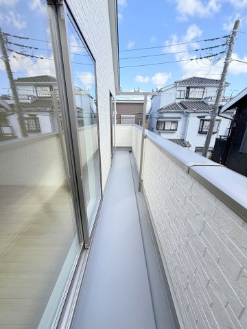 三郷市戸ケ崎1丁目　新築戸建　全1棟のバルコニー|南西向きバルコニーにて日当たり良好