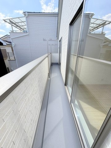 三郷市戸ケ崎1丁目　新築戸建　全1棟のバルコニー|南西向きバルコニーにて日当たり良好