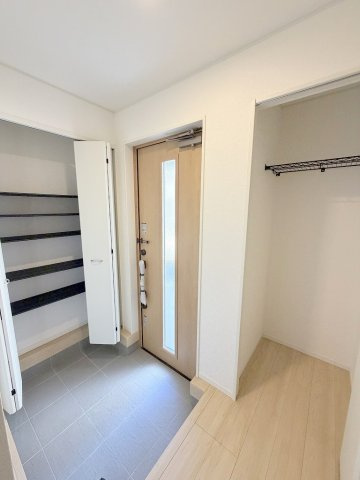 三郷市戸ケ崎1丁目　新築戸建　全1棟の玄関|コートやカバンの収納にも便利な玄関脇にクローゼット完備
