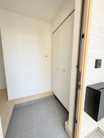 三郷市戸ケ崎1丁目　新築戸建　全1棟の玄関|シューズクロークで家族分の靴をたっぷり収納出来ます