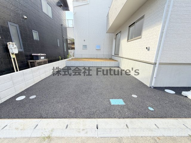 三郷市戸ケ崎1丁目　新築戸建　全1棟の駐車場|家族の車＋来客用にも便利な並列2台駐車