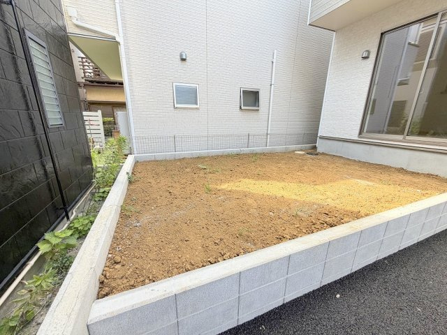 三郷市戸ケ崎1丁目　新築戸建　全1棟の庭|ガーデニングやお子様のプールも楽しめるお庭付きです