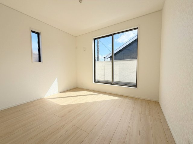 三郷市戸ケ崎1丁目　新築戸建　全1棟の洋室|バルコニーに面した明るい洋室5.7帖