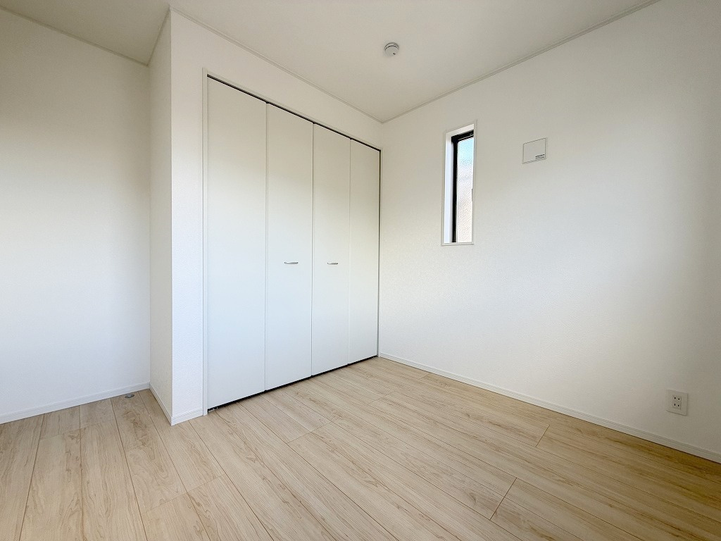 三郷市戸ケ崎1丁目　新築戸建　全1棟の洋室|クローゼット完備の洋室4.5帖・子供部屋としていかがでしょう