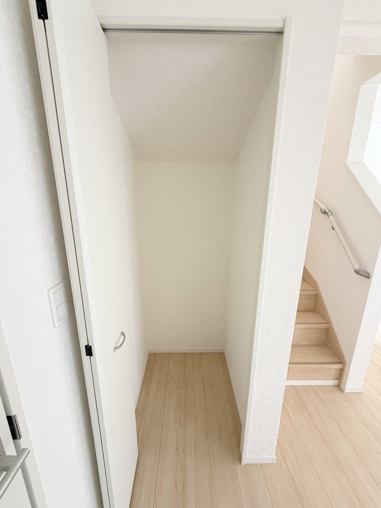三郷市戸ケ崎1丁目　新築戸建　全1棟の収納|掃除用具やストック品の収納に便利なリビングの収納です
