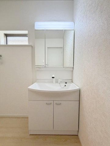 三郷市戸ケ崎1丁目　新築戸建　全1棟の独立洗面台|三面鏡付きシャワードレッサーで朝の準備も快適