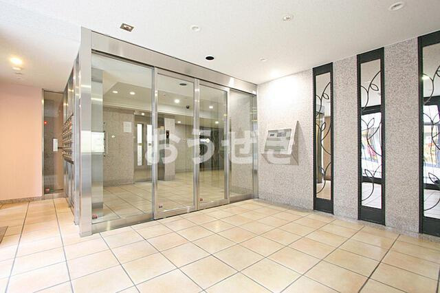 ビイルーム横濱関内のロビー|背後を確認できるようにミラー…