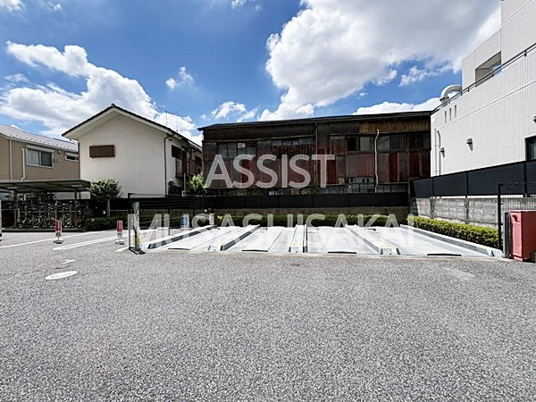 アウル三鷹の駐車場