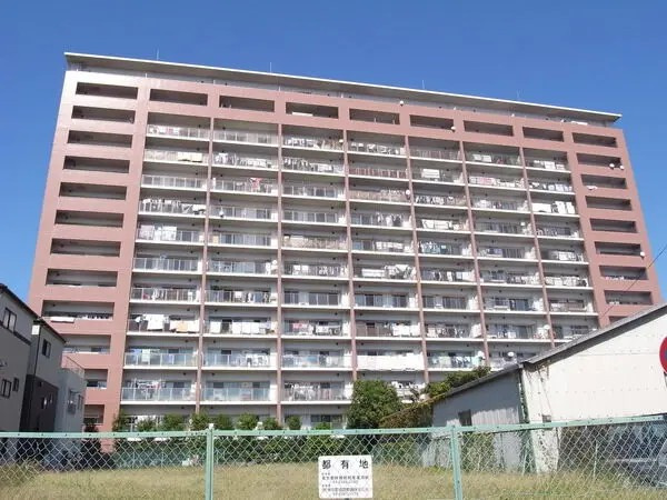 サンパティエ東京の外観|平成１３年築・宅配ボックス付き大規模マンション、サンパティエ東京は即日現地案内可能となっておりますので、お気軽にお問い合わせください！
