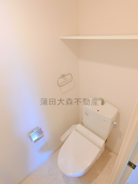 ご成約お客様向けのトイレ|棚と温水洗浄便座付きのトイレ　