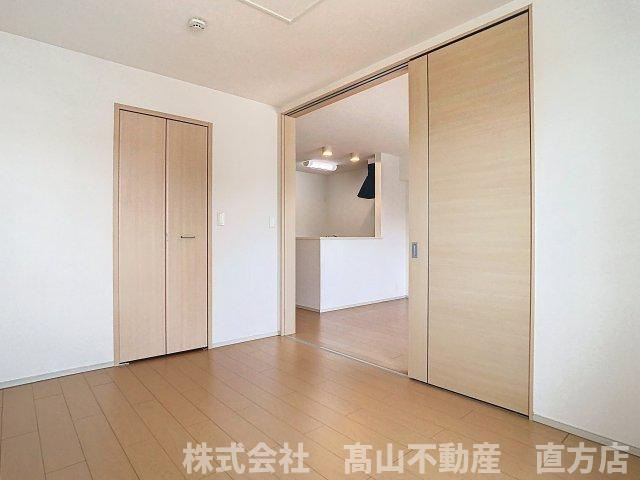 北九州市八幡西区茶屋の原２丁目のアパートの居間・リビング