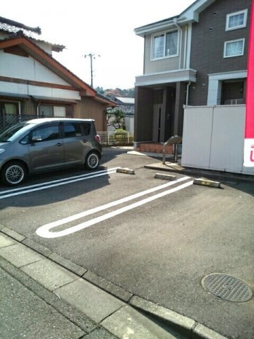 ウエスト．ウィングの駐車場