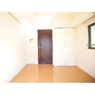 スカイコート後楽園壱番館の居間・リビング|収納付きのお部屋