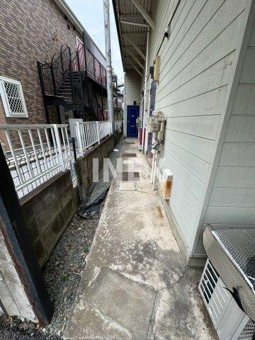 横浜市南区大岡２丁目のアパートのエントランス