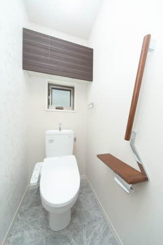 シャルムメゾン摂津のトイレ|落ち着いた色調のトイレです