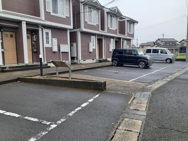 リリィホワイトⅡの駐車場