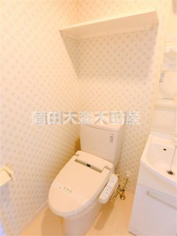 エアフレックス羽田のトイレ|棚と温水洗浄便座付きのトイレ