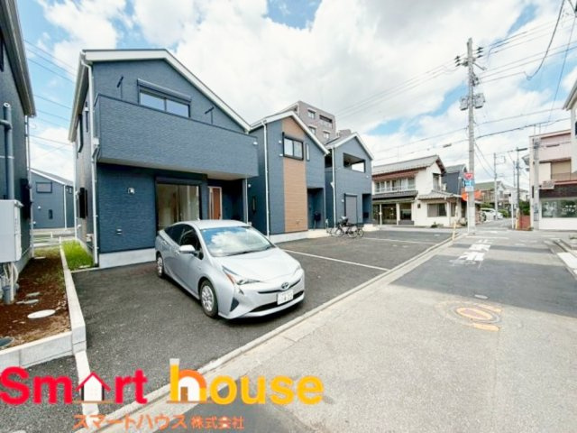 昭島市昭和町第4　の前面道路含む現地写真|オシャレな外観は、人の目を引くだけではなく自慢したくなりますね！植木を置いたりアレンジは、自由です。自分の好みに仕上げましょう♪