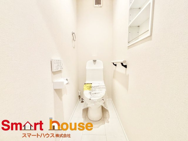 愛川町中津１棟のトイレ|節水型でエコなトイレには今では当たり前のウォシュレット付き。換気機能も着いているので常に快適ですね♪