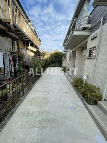 川崎市麻生区栗木台２丁目のアパートのエントランス