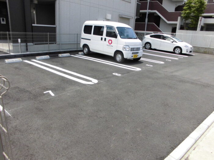ペアハピネスの駐車場