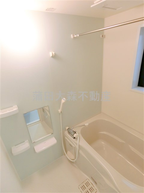 N-STORYエヌストーリーの浴室|窓と浴室乾燥機付きのお風呂　バスルーム
