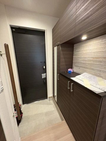 CELFENA 宝塚・川面Haut De Gammeの玄関|※建築中の為、実際のお部屋と仕様が異なるケースがございます。同施工会社の類似写真となります
