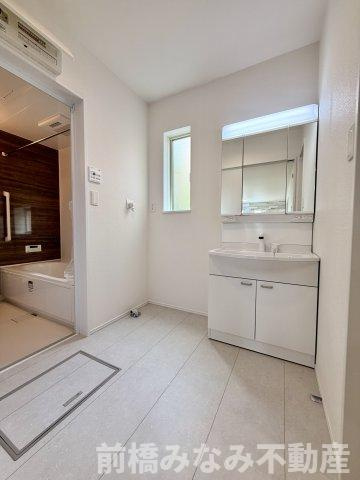 【新築】前橋市南町2丁目　A号棟(全２棟)　ハートフルタウン　新築建売分譲の独立洗面台|独立洗面台、小物を置くことができて便利です