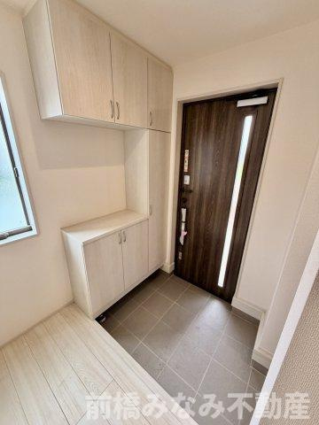 【新築】前橋市富士見町時沢第12　４号棟(全５棟)　リーブルガーデン　新築建売分譲の玄関|収納もある玄関です